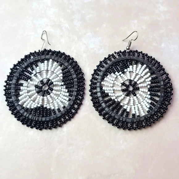 Handmade Black and white beaded circle earrings - Picture 4 of 9